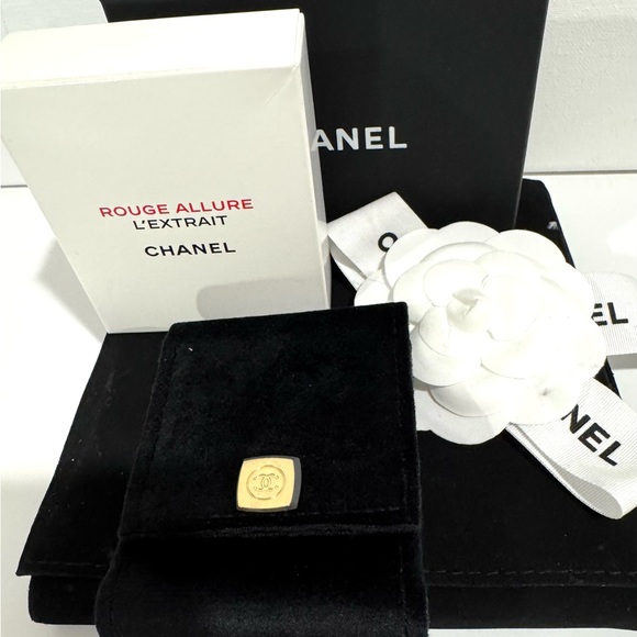 Chanel Rouge Allure Black Velvet Pouch with Mirror - Picture 1 of 3